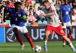 Lucien Agoumé, con el dorsal 6 y el brazalete de capitán de Francia sub 21