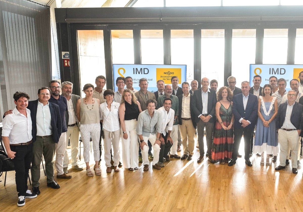 Los representantes de buena parte de los clubes de élite de la ciudad, en la Fundación Cruzcampo con el alcalde de Sevilla