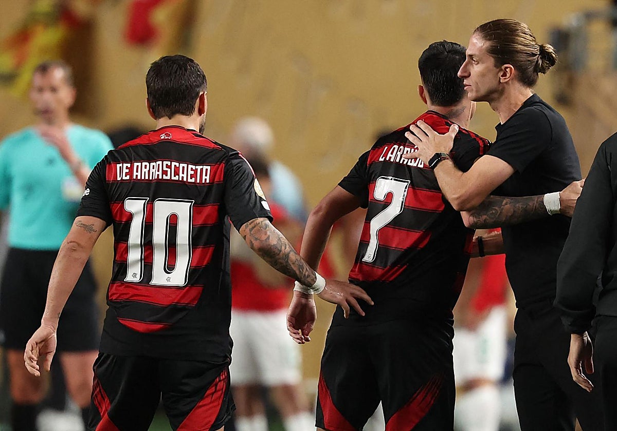 De Arrascaeta y Luiz Araújo, goleadores de Flamengo, junto a Flipe Luis