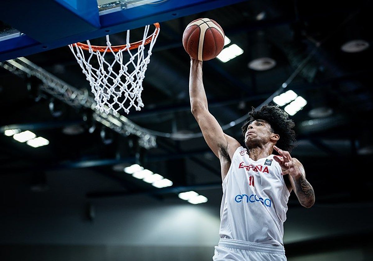 Izan Almansa, con la selección española de baloncesto
