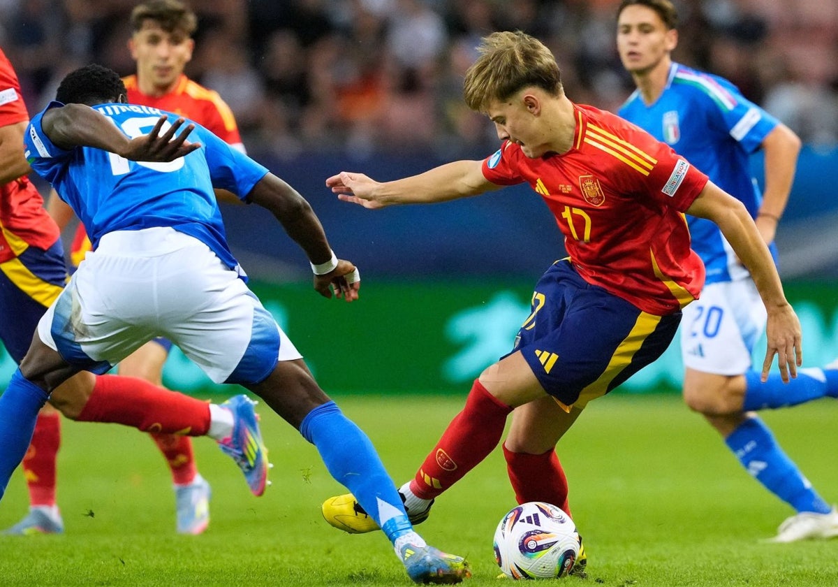 Jesús Rodríguez, con el balón controlado en un lance del España - Italia del Europeo sub 21