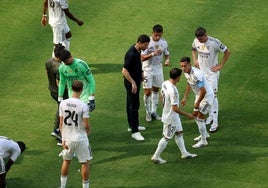 Xabi Alonso da instrucciones durante una pausa de hidratación