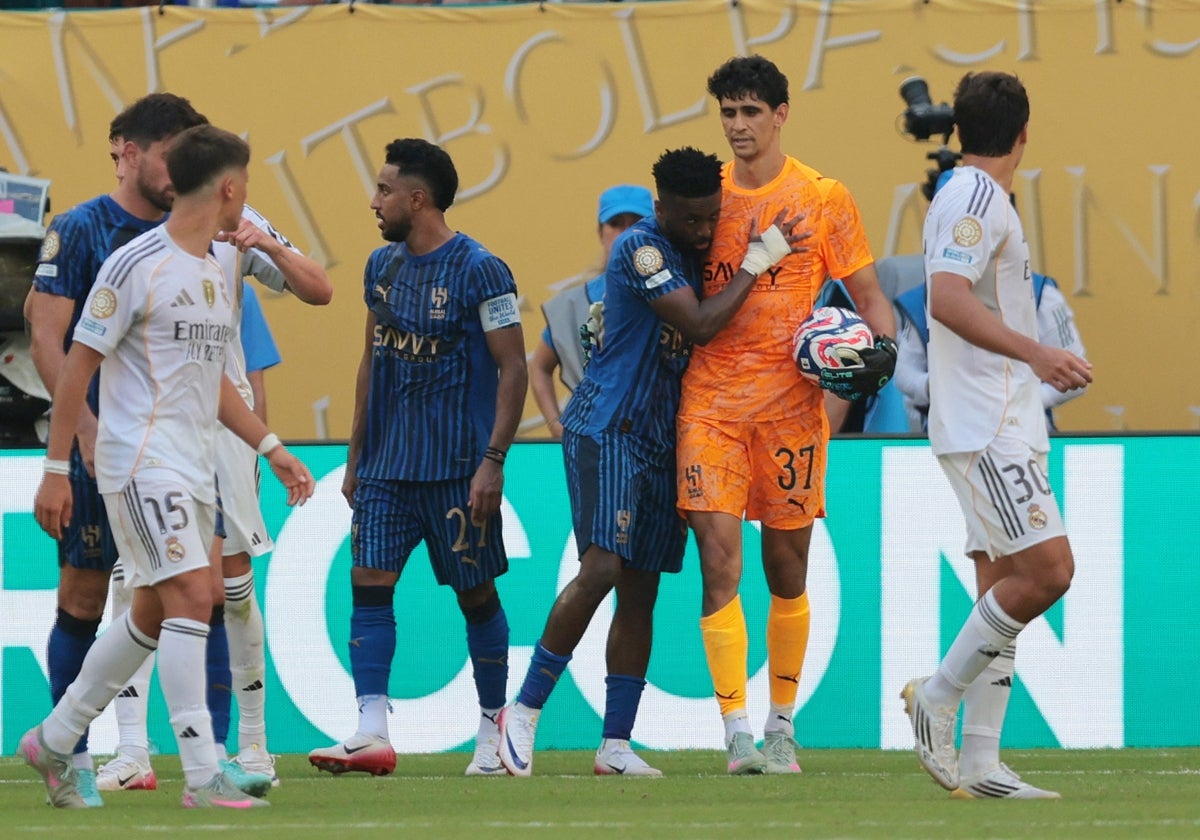 Bono celebra con sus compañeros la igualada ante el Real Madrid