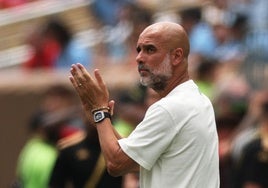 Pep Guardiola anima a sus jugadores desde la banda