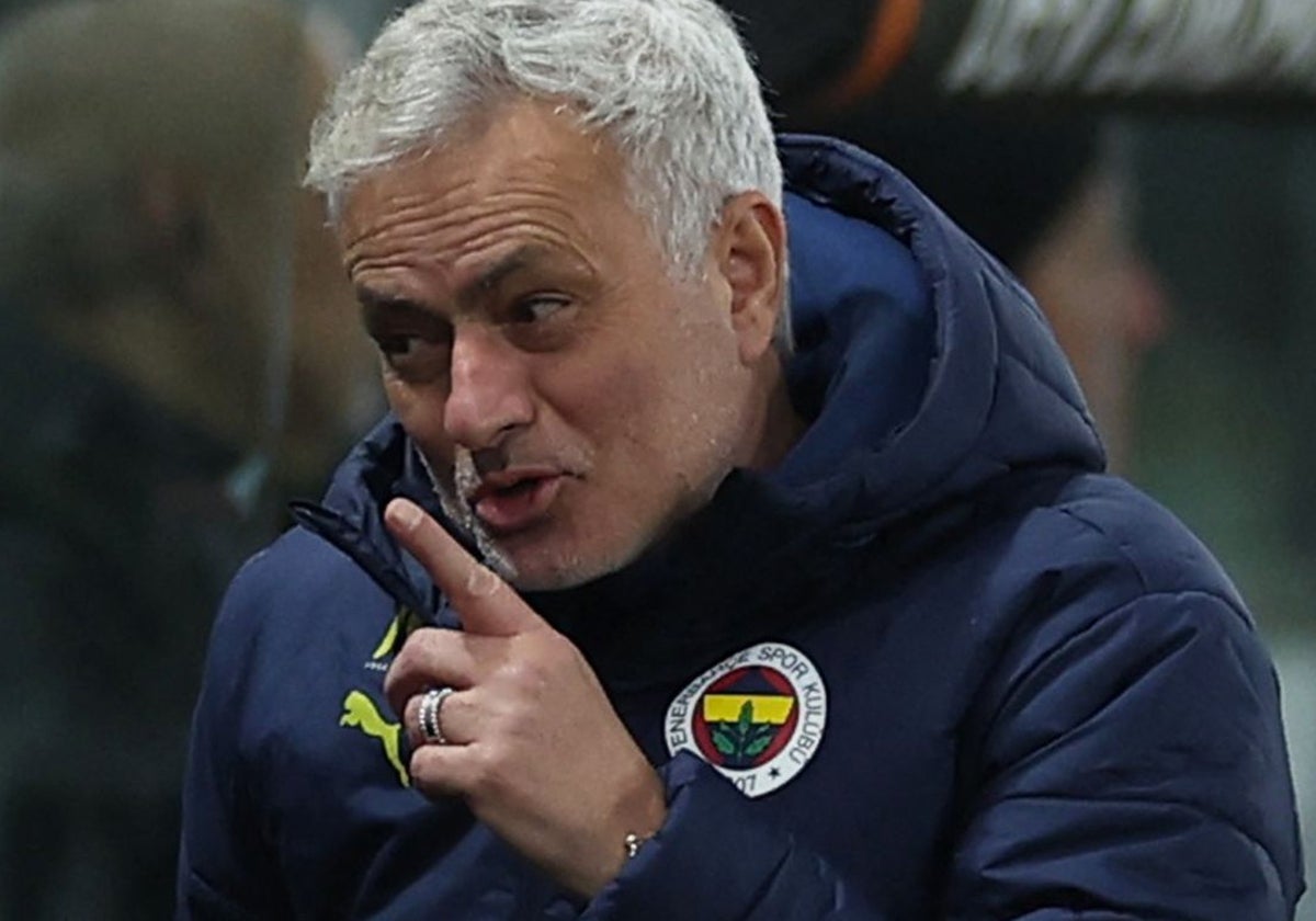 Mourinho, durante un partido del Fenerbahçe