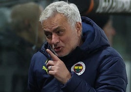 Mourinho, durante un partido del Fenerbahçe