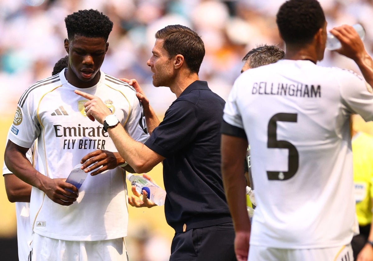 Xabi Alonso da instrucciones a sus jugadores