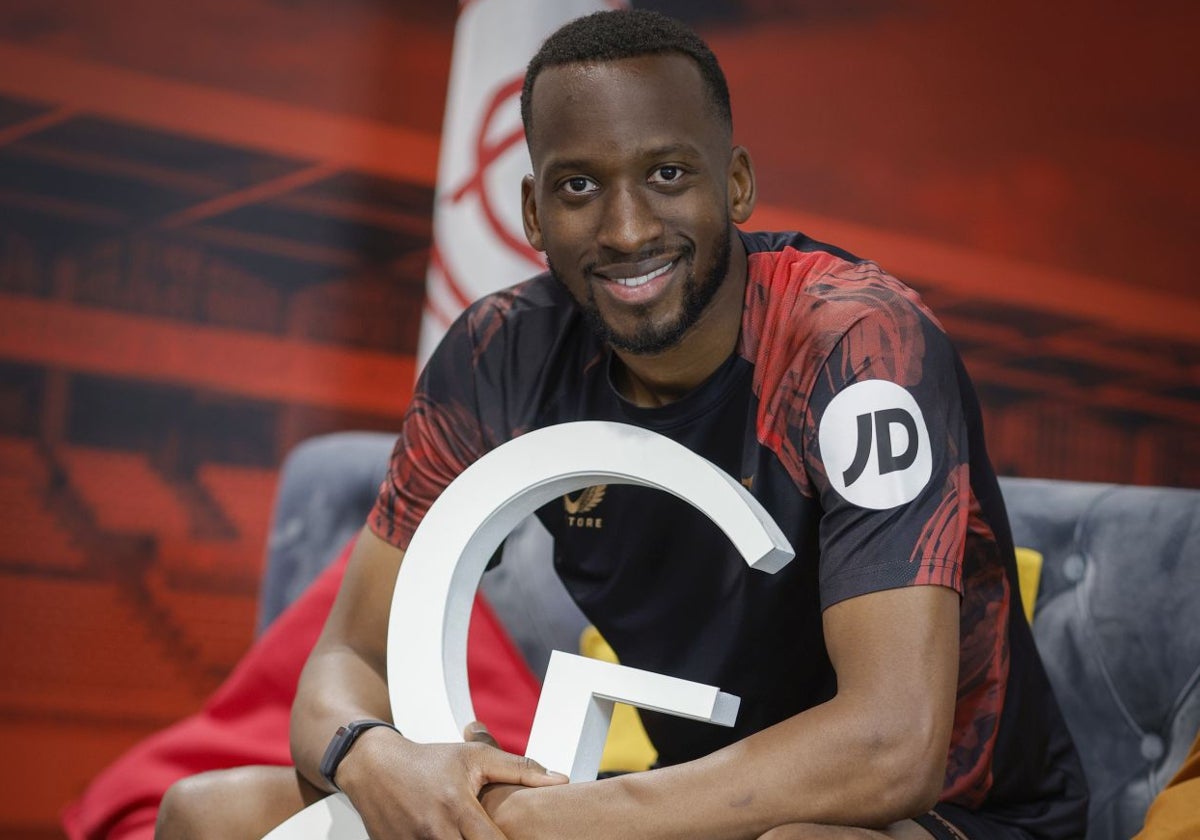 Dodi Lukebakio posa para ABC de Sevilla en la ciudad deportiva