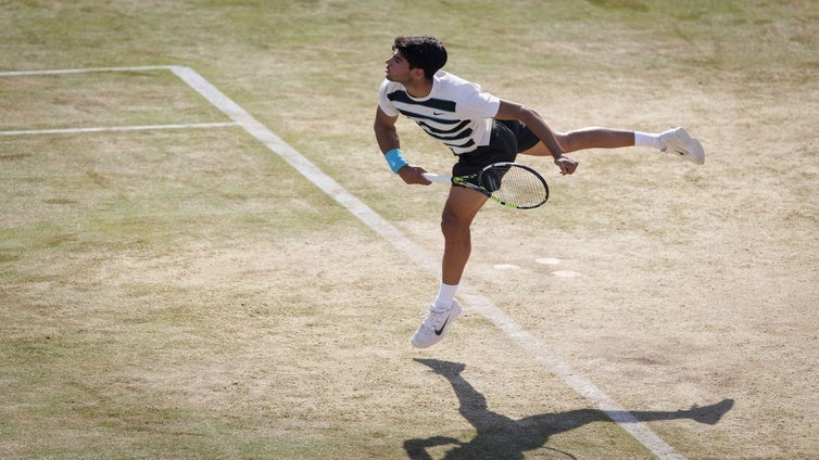 Alcaraz derriba con saque y derechas la torre Rinderknech y alcanza la semifinal en Queen's
