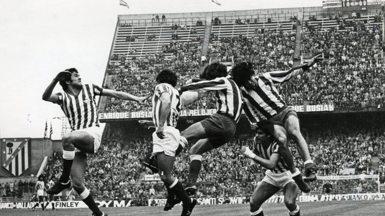 Gordillo, en el transcurso de un Atlético de Madrid-Betis de la temporada 76-77