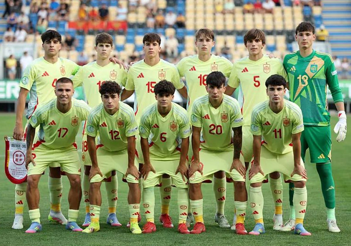 Pablo García, abajo a la izquierda de la foto, en la formación inicial del Montenegro - España sub 19