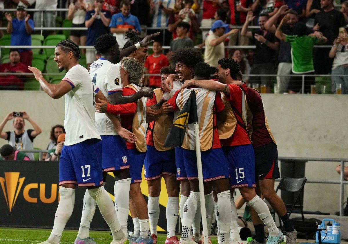 Johnny Cardoso celebra el gol de Estados Unidos con sus compañeros.