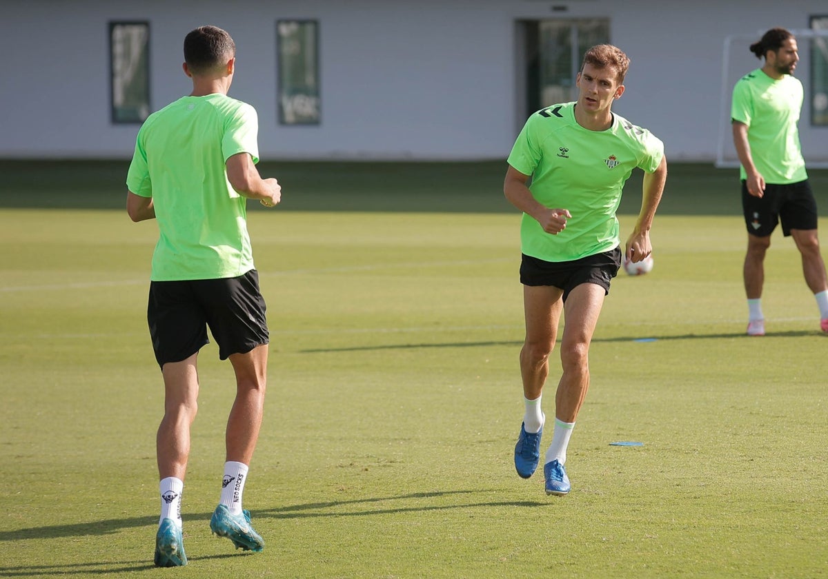 Diego Llorente, durante un entrenamiento del Betis