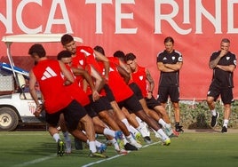 Matías Almeyda observa a sus jugadores durante el primer entrenamiento de la pretemporada del Sevilla FC