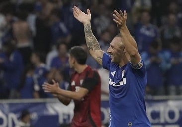 Locura en el Tartiere para celebrar el «sueño cumplido»: invasión de campo, bengalas y show de Cazorla