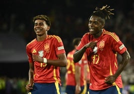 Lamine Yamal junto a Nico Williams