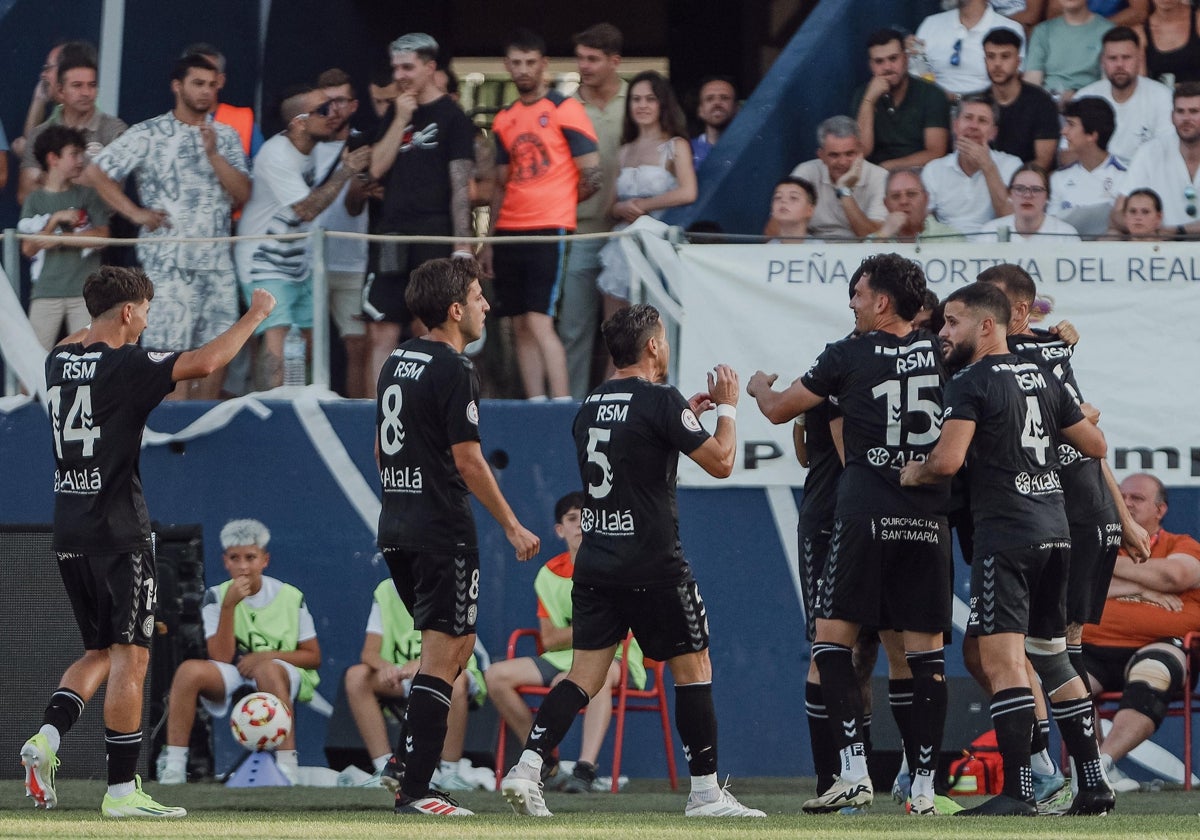 Los jugadores del Atlético Central celebran el gol de Pablo Haro en La Victoria