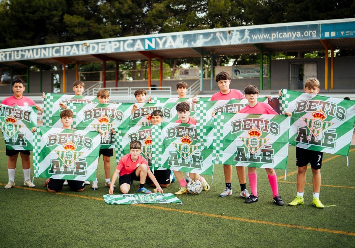 El Real Betis vuelve a visitar la zona afectada por la dana de Valencia para mostrar su apoyo