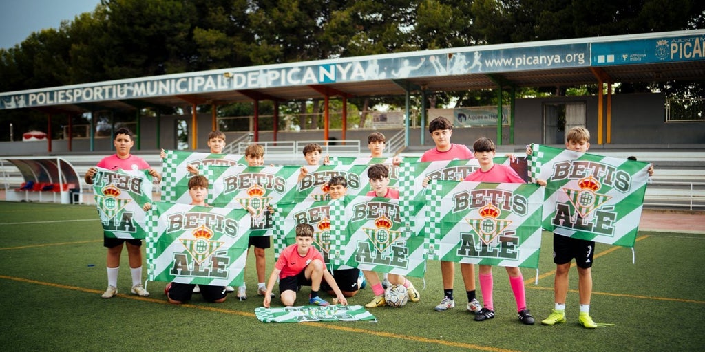 La Real Betis vuelve a visitar la zona afectada por la dana de Valencia para mostrar su apoyo