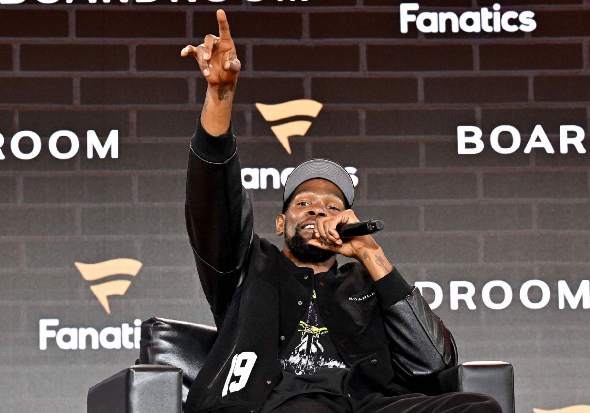Kevin Durant confirmó su traspaso durante un acto público