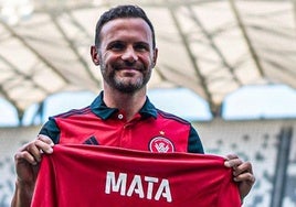 El curioso comprador del fútbol femenino, con Juan Mata al fondo