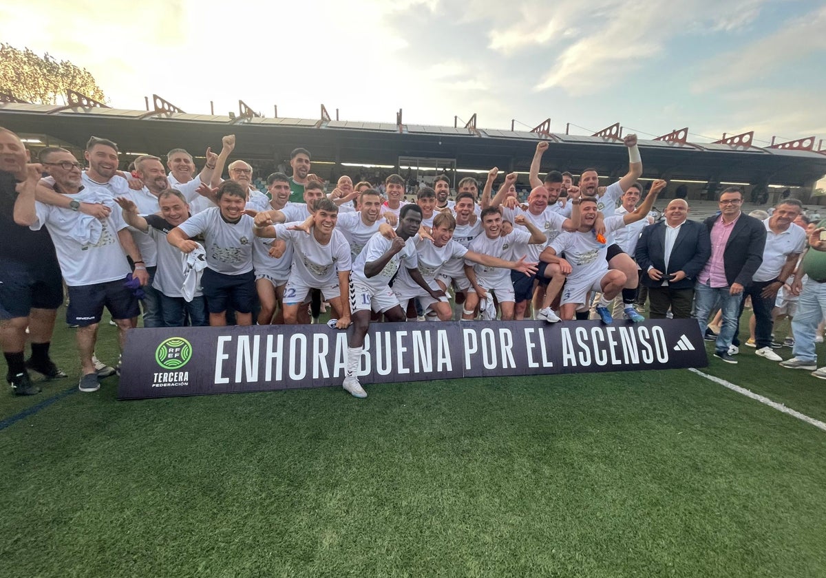 La familia de la SD Sarriana celebra el ascenso a Segunda RFEF
