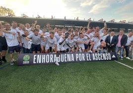 La familia de la SD Sarriana celebra el ascenso a Segunda RFEF