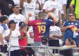 Le pegan un botellazo a un aficionado del Barça y acaba poniéndose la camiseta del Madrid