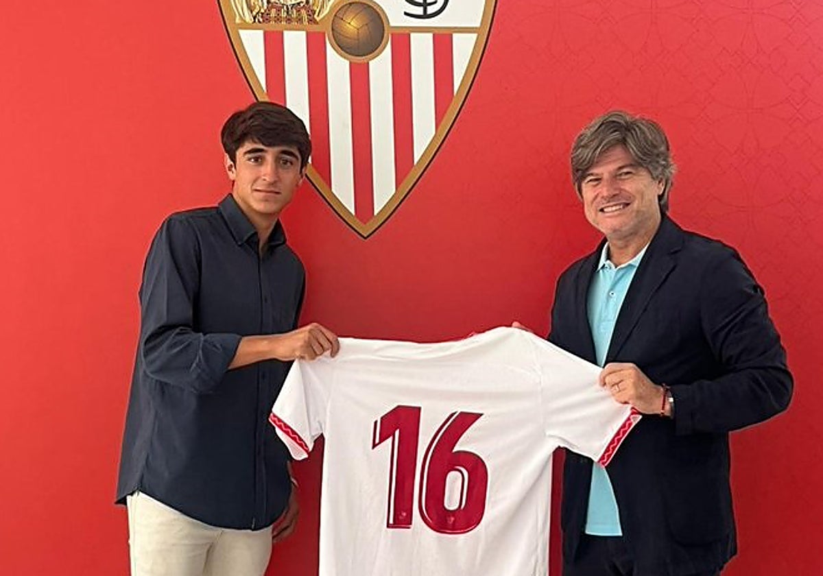 Carlos Sánchez posa junto a Agustín López.