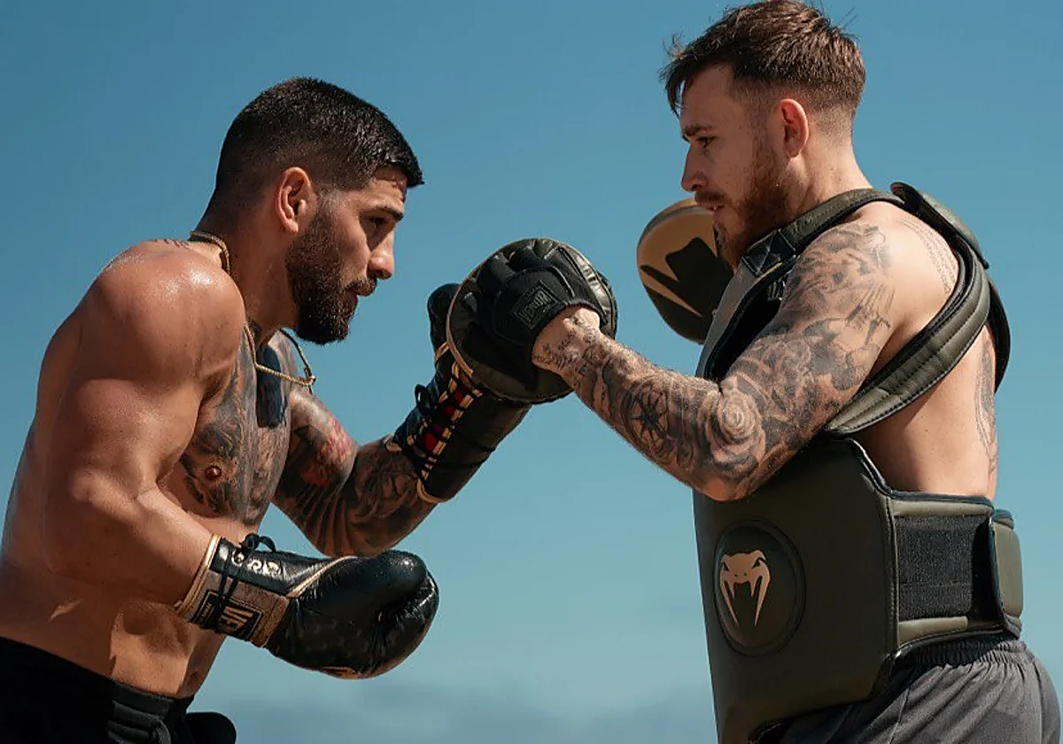 Javi Climent haciendo manoplas con Ilia Topuria