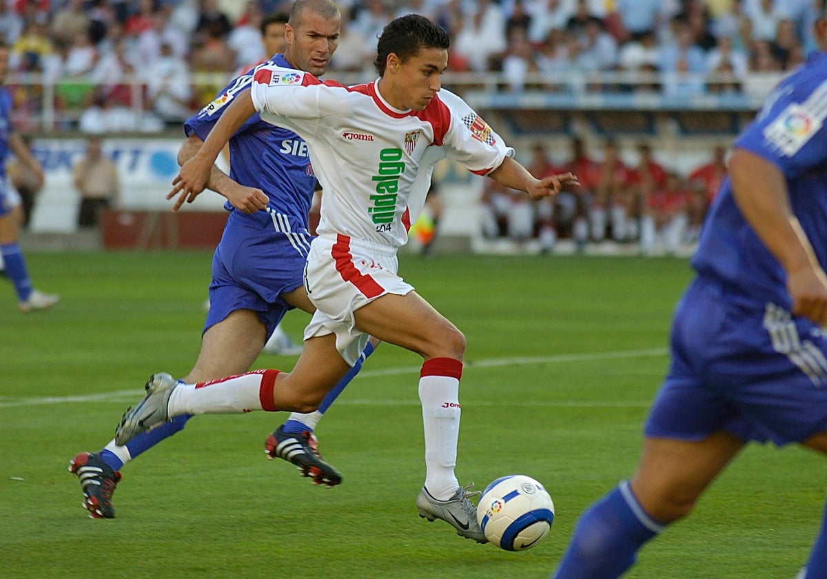 Jesús Navas en carrera conduciendo el balón durante el partido
