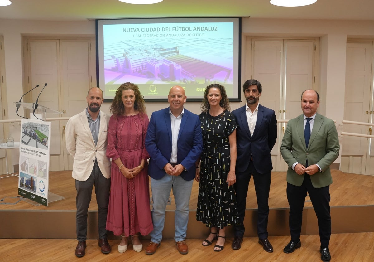 El presidente de la RFAF, Pedro Curtido, junto a otras personalidades que acudieron al acto