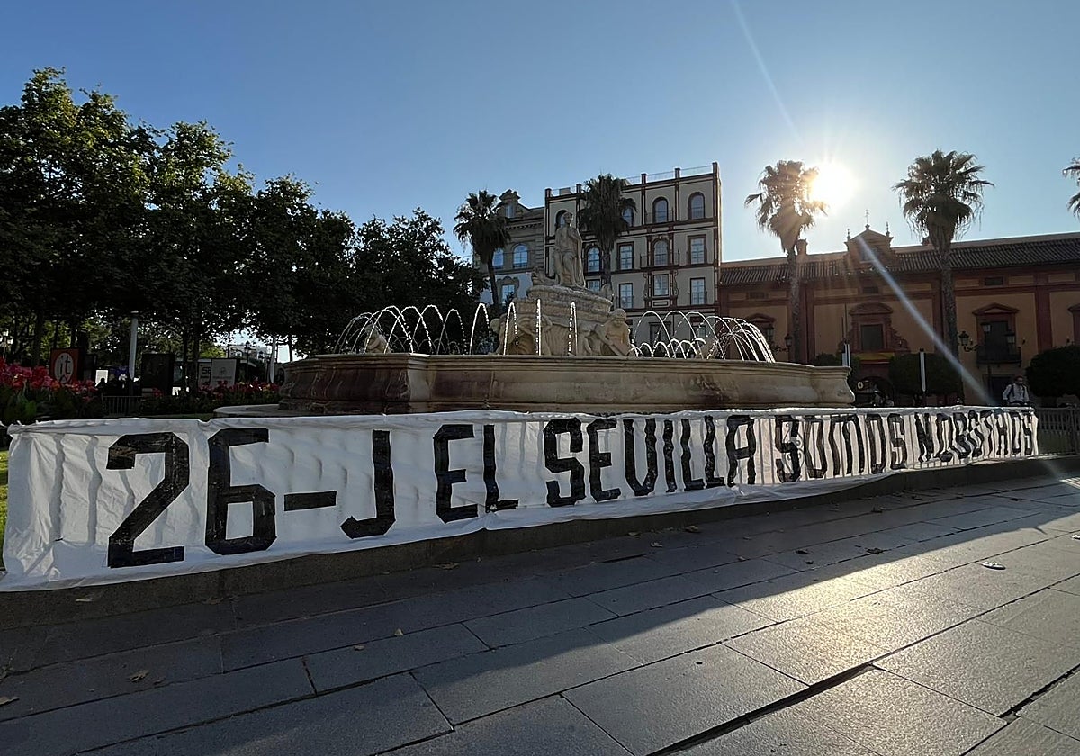 Pancarta colocada en la fuente de la Puerta de Jerez convocando a la manifestación del sevillismo de mañana 26 de junio