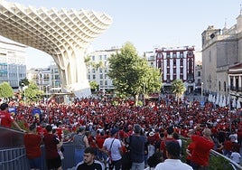 Multitudinaria manifestación del sevillismo en el corazón de la ciudad pidiendo la dimisión del consejo y del presidente del Sevilla FC