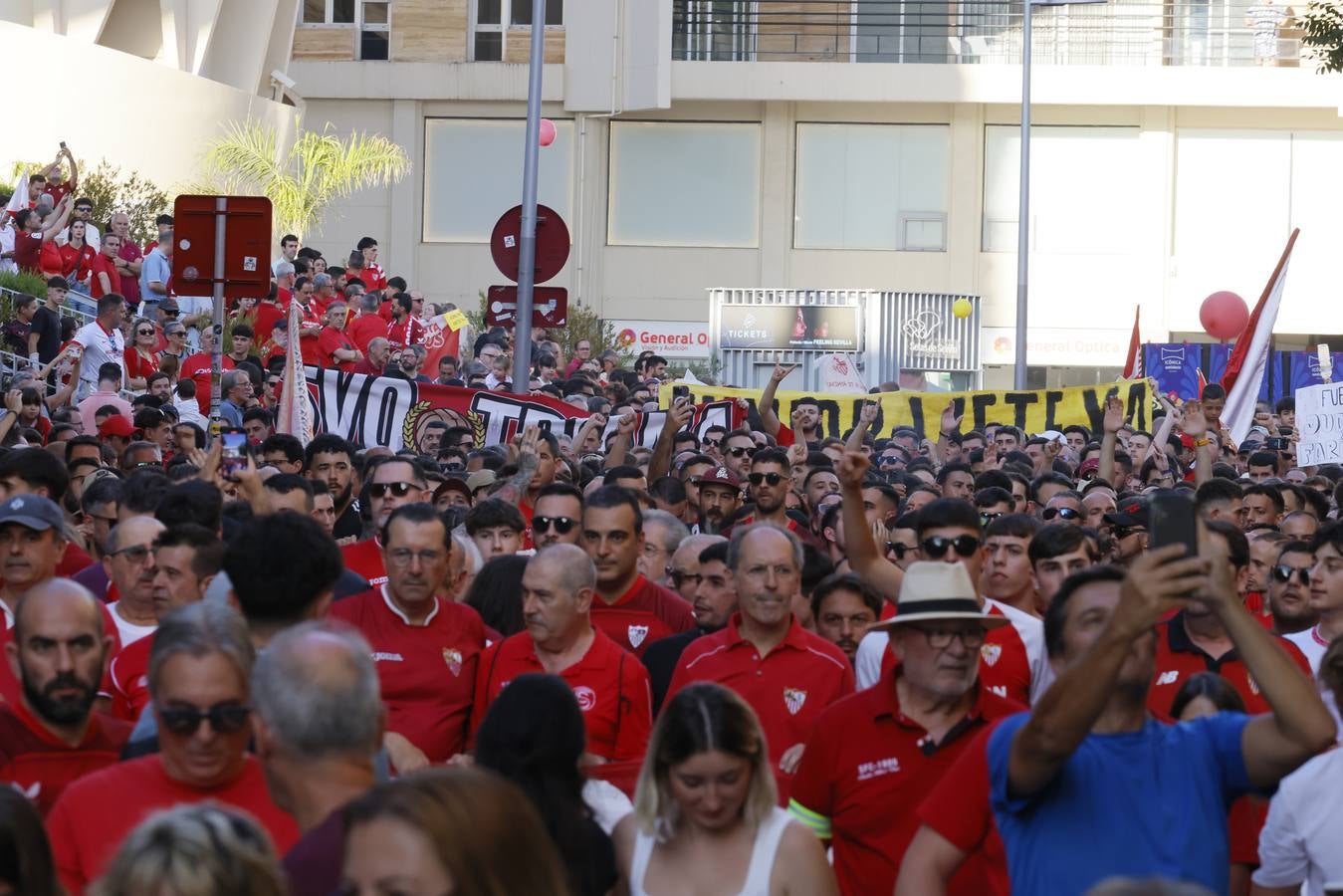 Miles de sevillistas, en la protesta contra el consejo de administración este jueves
