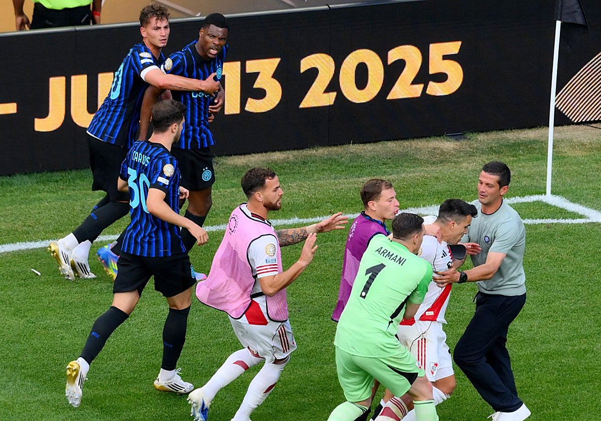 Armani y Chivu, entrenador del Inter, entre otros, agarran a Acuña para evitar que se pelee con el interista Dumfries