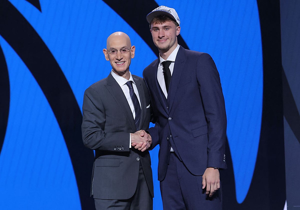 Cooper Flagg, número 1 del Draft, con el comisionado de la NBA Adam Silver
