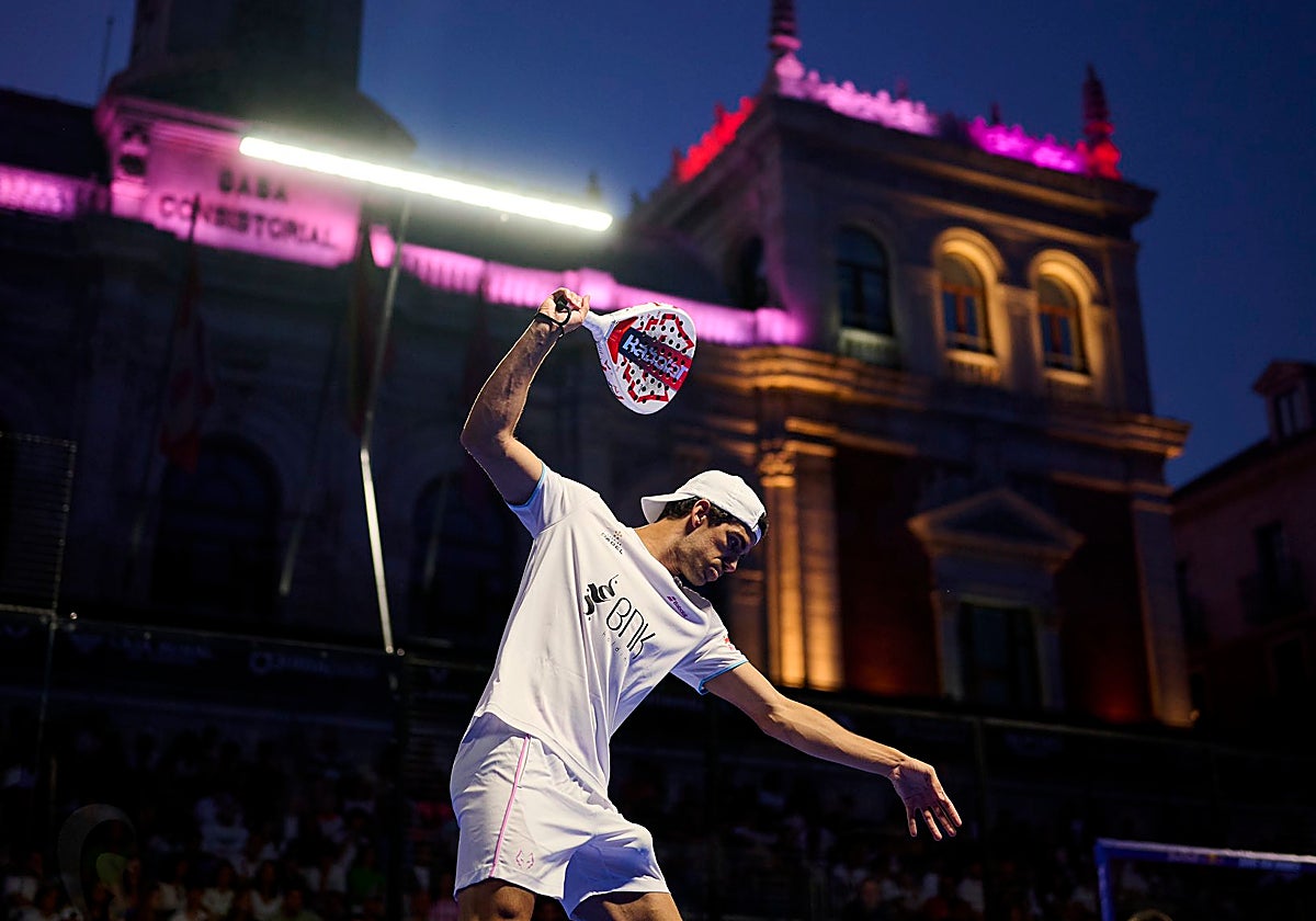 Juan Lebron realizando un saque en la pista central situada en la Plaza Mayor de Valladolid