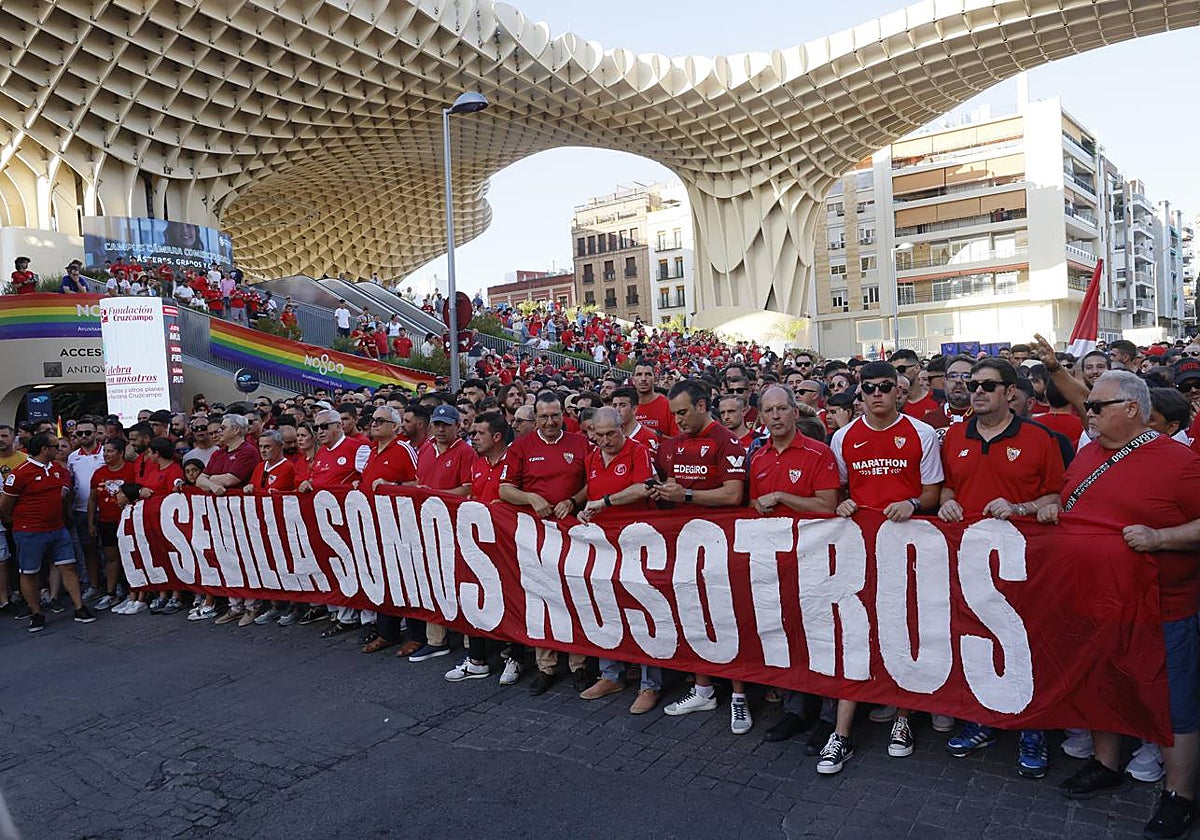 Miles de sevillistas, en la protesta contra el consejo de administración este jueves