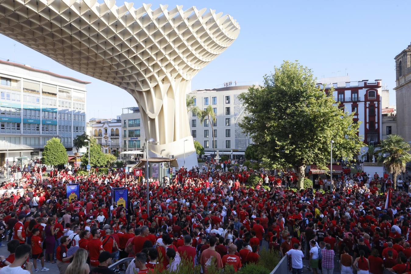 Miles de sevillistas, en la protesta contra el consejo de administración este jueves