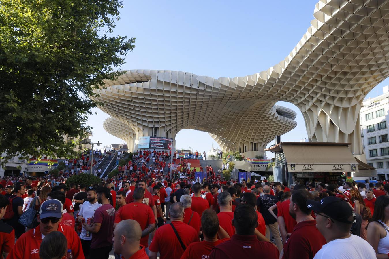 Miles de sevillistas, en la protesta contra el consejo de administración este jueves