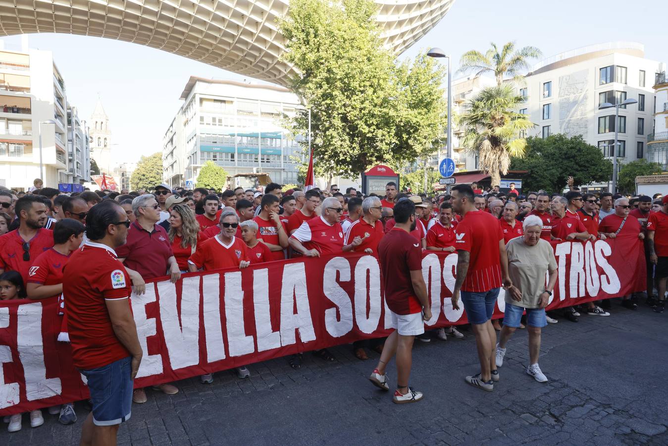 Miles de sevillistas, en la protesta contra el consejo de administración este jueves