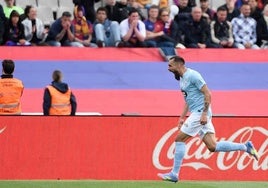 Fajardo lo tiene claro con Borja Iglesias: «El Betis no va a regalar jugadores»