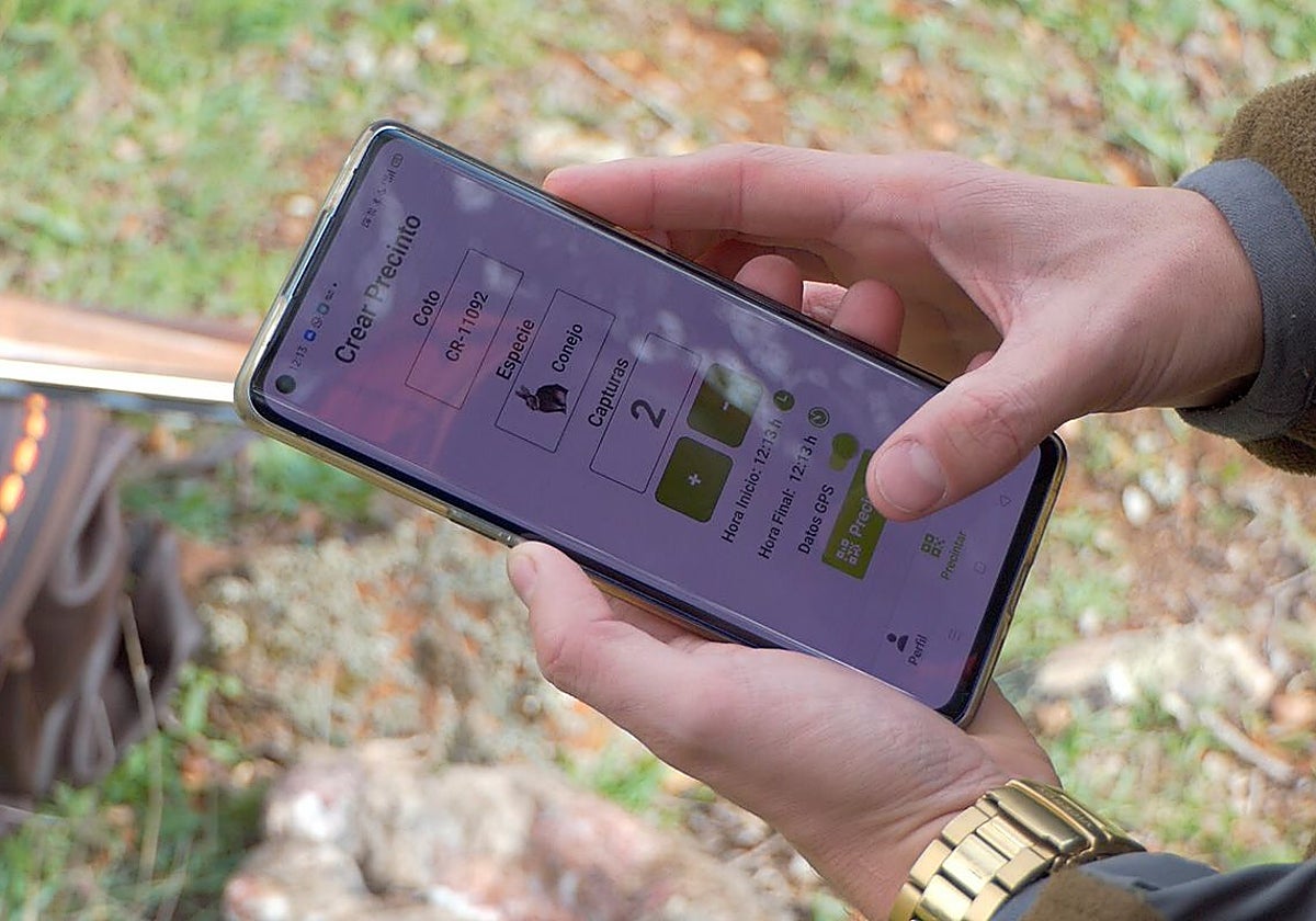Un cazador usando el precinto digital de caza, una de las aplicaciones más innovadoras para el sector cinegético