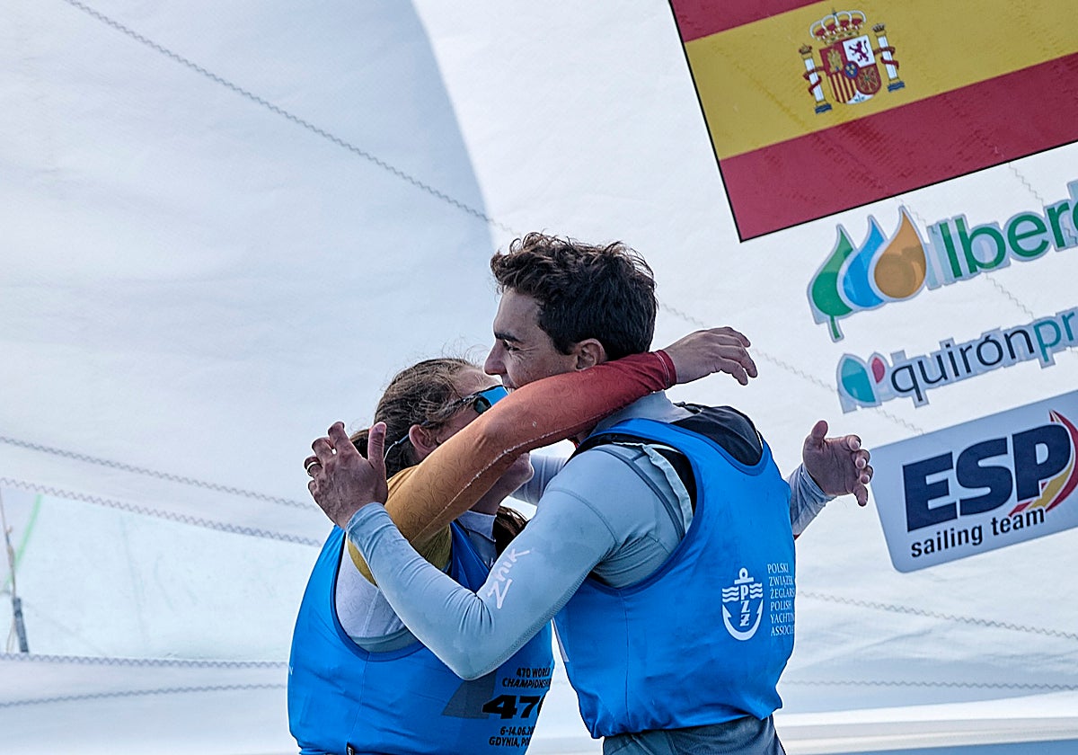 Marta Cardona y Jordi Xammar se abrazan tras ganar el Mundial de 470 en Polonia