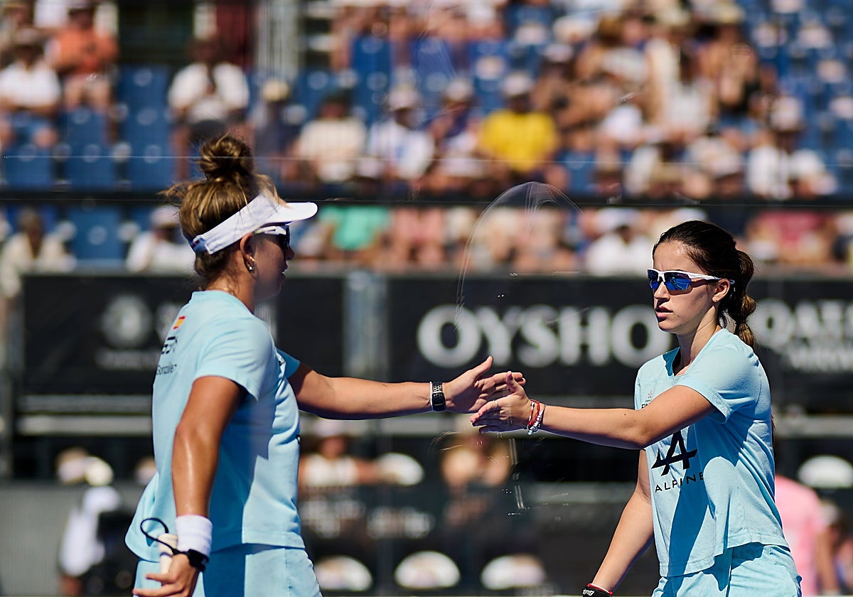 Bea Gónzalez y Claudia Fernández en el transucurso de las semifinales