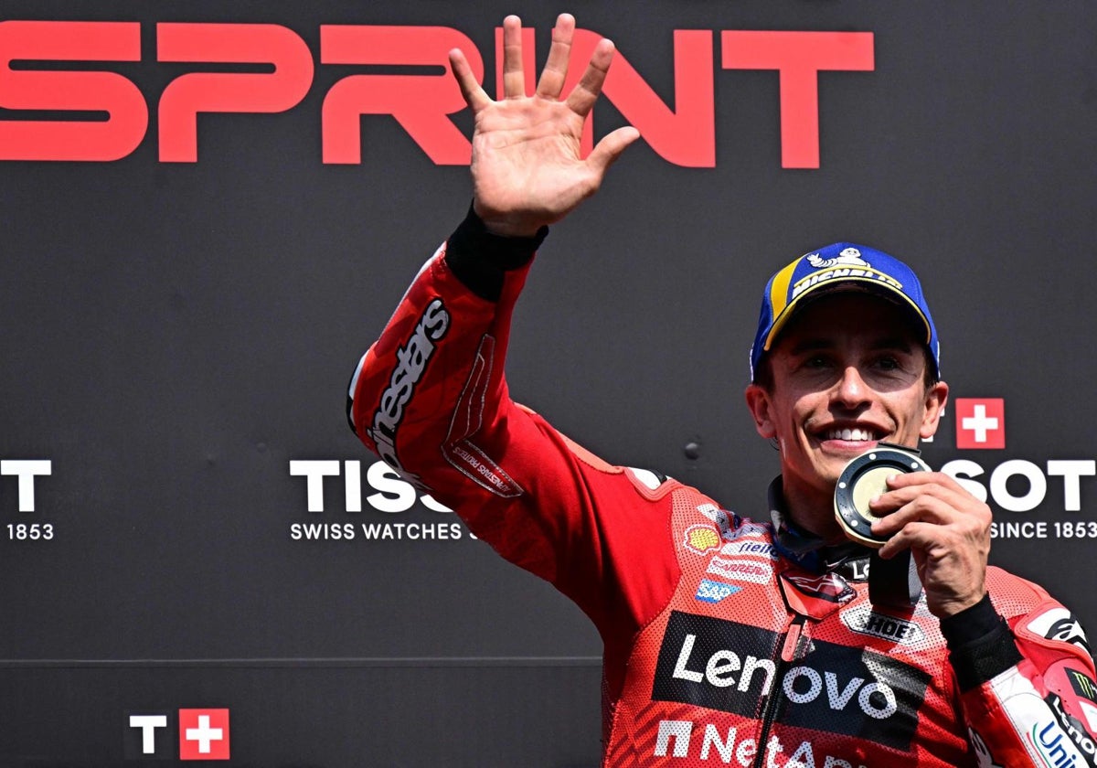 Marc Márquez muestra la medalla tras ganar la carrera al esprint