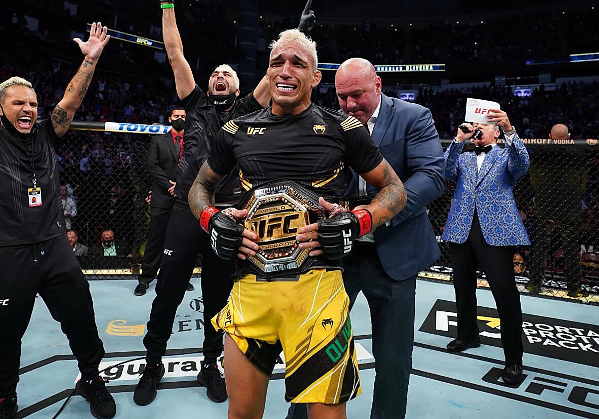 Charles Oliveira, emocionado después de proclamarse campeón