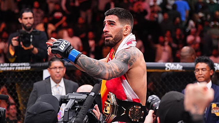 Ilia Topuria después de ganar el campeonato de la UFC contra Alexander Volkanovski