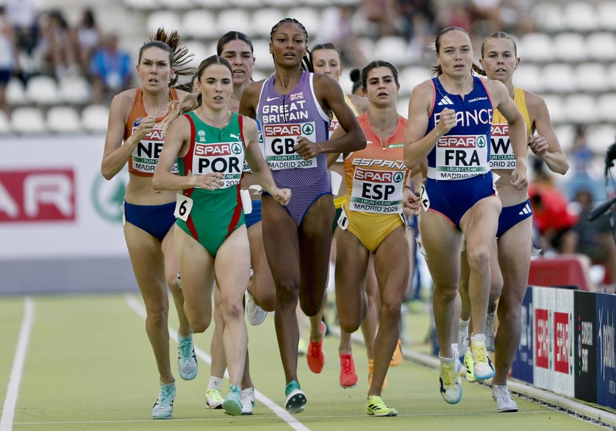 La española Águeda Marqués, centro, durante la prueba de 1.500 del campeonato de Europa por equipos